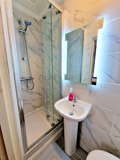 Charming Home With Private Balcony, On 1St Floor, With 2 Bathrooms, 3 Min Walk To Earl'S Court Station London Exterior photo