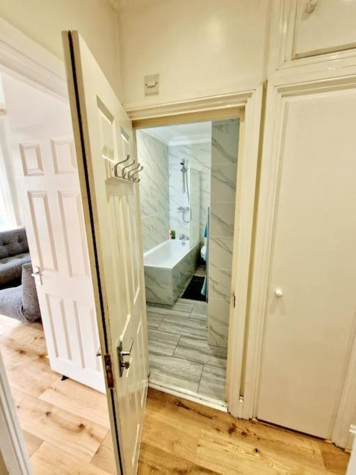 Charming Home With Private Balcony, On 1St Floor, With 2 Bathrooms, 3 Min Walk To Earl'S Court Station London Exterior photo