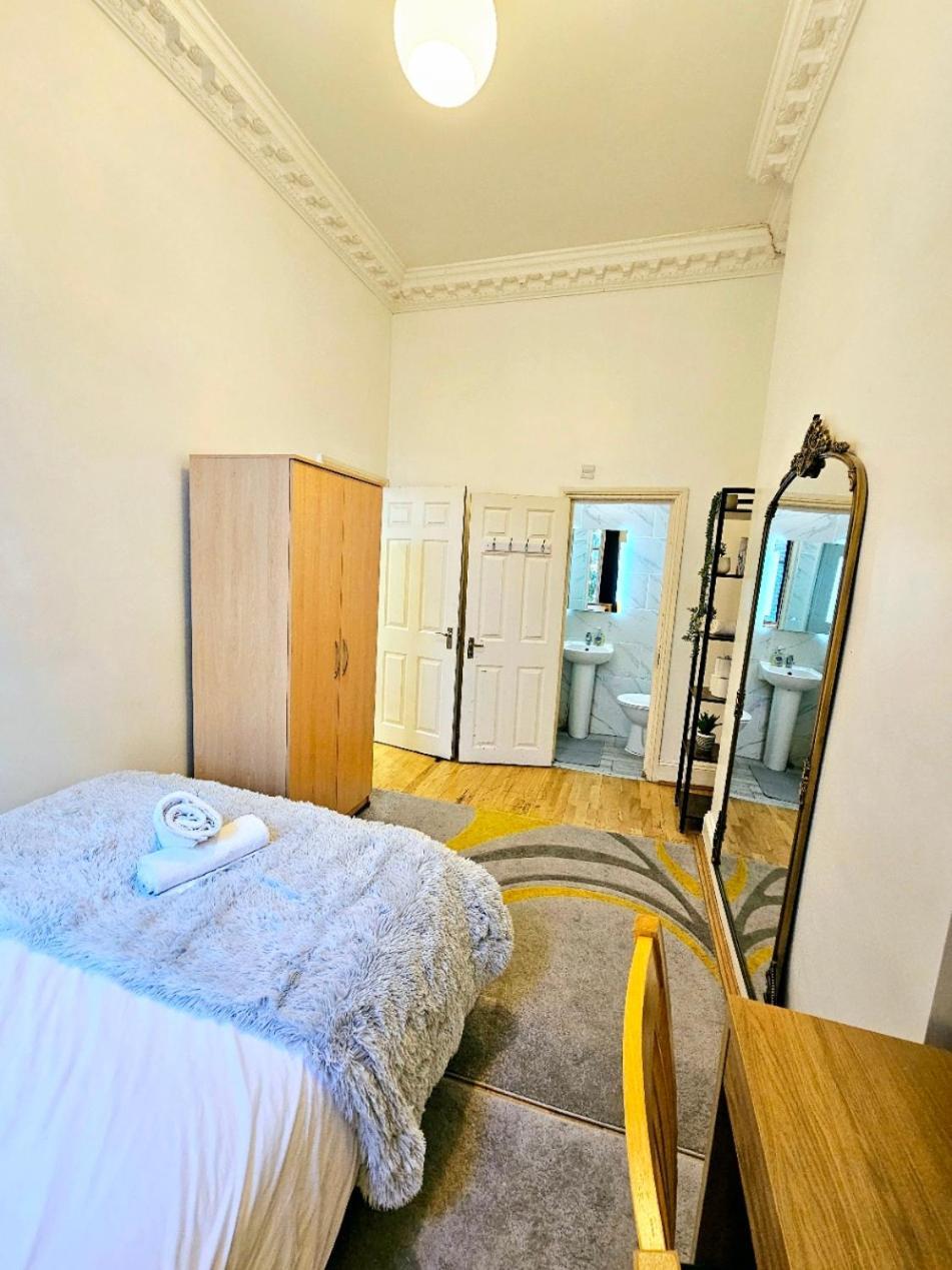 Charming Home With Private Balcony, On 1St Floor, With 2 Bathrooms, 3 Min Walk To Earl'S Court Station London Exterior photo
